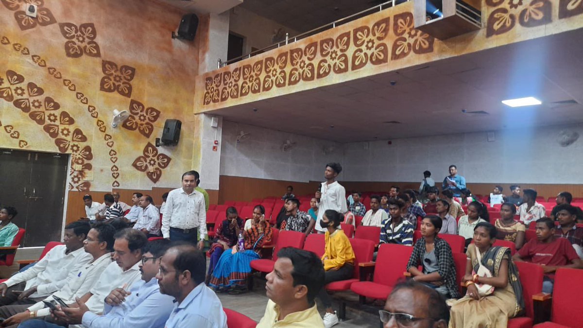 SMEOdisha's tweet photo. With an aim to reduce drop out rates, the district administration of Kalahandi successfully conducted a counselling session for 120 Out of School Children by orienting them on several trades of vocational education &amp; further career options. https://t.co/Gh66jFkDs5