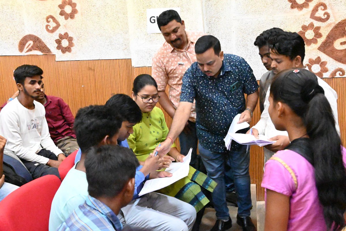 SMEOdisha's tweet photo. With an aim to reduce drop out rates, the district administration of Kalahandi successfully conducted a counselling session for 120 Out of School Children by orienting them on several trades of vocational education &amp; further career options. https://t.co/Gh66jFkDs5