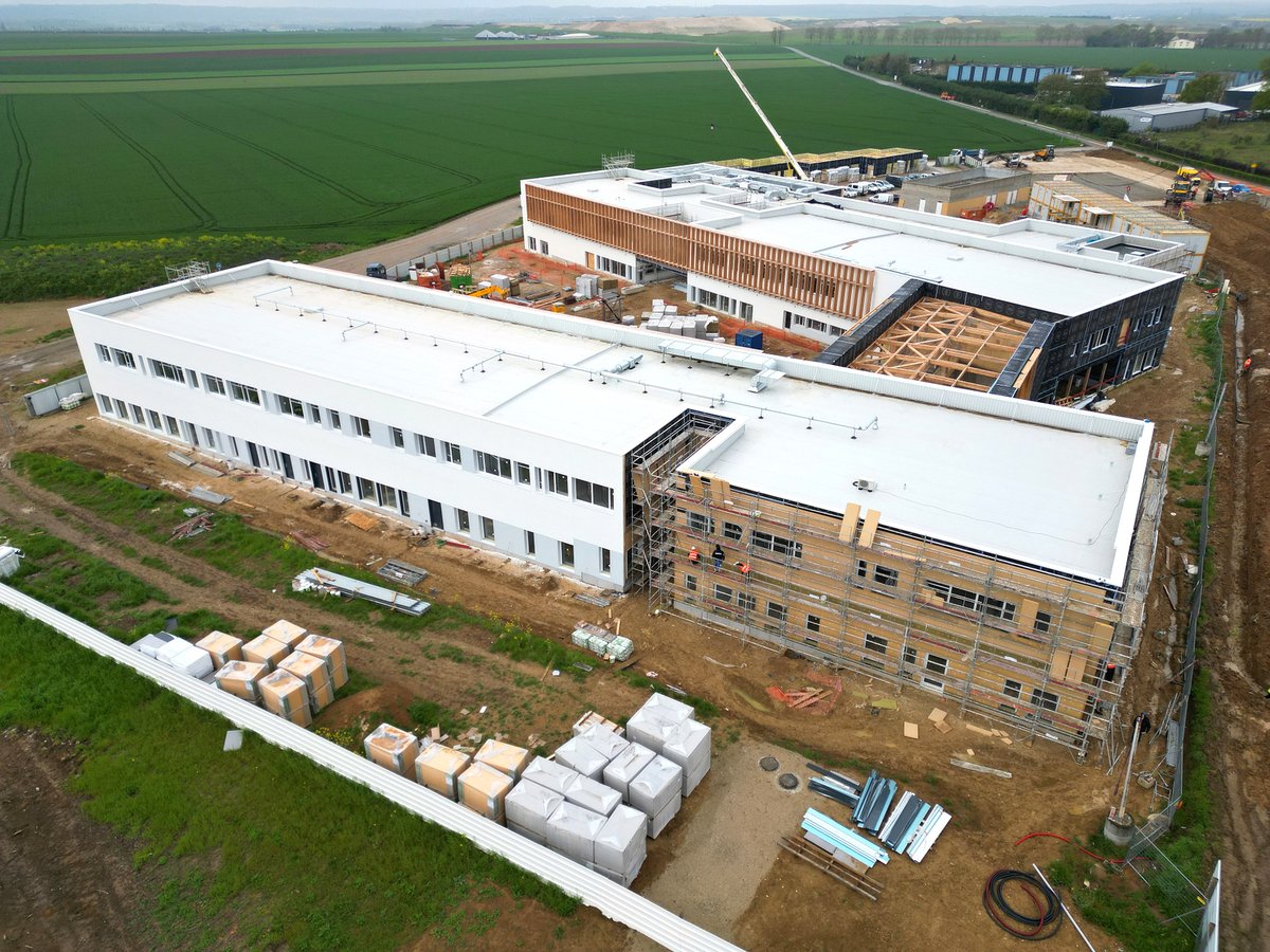 OBM_Constru's tweet photo. [CHANTIER] Collège de Charny (77) de 800 élèves pour @Departement77

Pose des faux plafonds et sol souple et peintures de finition
A venir : Aménagement des VRD dans la cour.

Délais tenus grâce à l'investissement des parties prenantes de ce projet. 💪🙏

#constructionbascarbone https://t.co/fLaIWhXQ0S