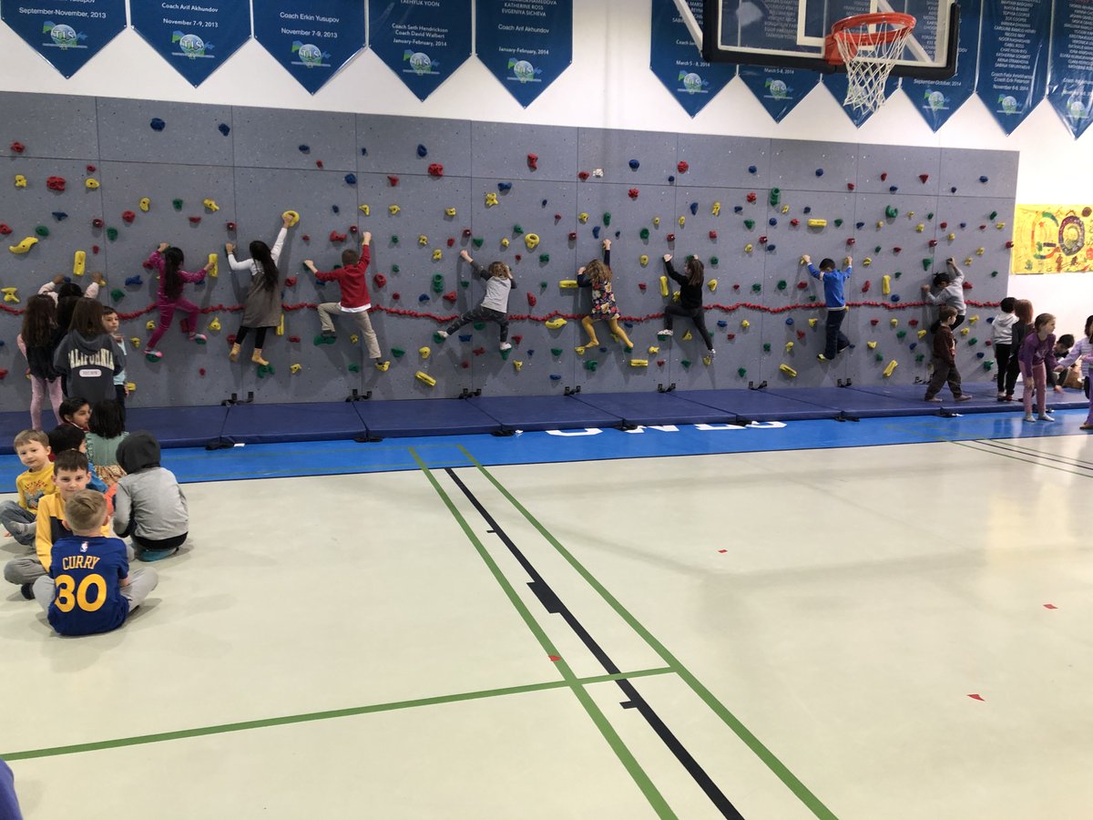 #tashschool students developing their #grossmotorskills and challenging themselves with break time bouldering <a href="/billkralovec/">Bill Kralovec</a> <a href="/noahbeaumont/">Noah Beaumont</a> <a href="/DohaDerek/">Derek Nelson</a> #outdoorlearning