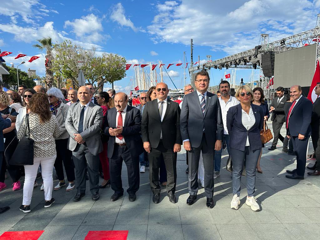 mehmettosun48's tweet photo. #19Mayıs Atatürk'ü Anma, Gençlik ve Spor Bayramı nedeniyle Bodrum Belediye düzenlenen çelenk sunma törenine, İYİ Parti İlçe Başkanımız Nevzat Kanber, İlçe Yönetim Kurulu Üyelerimiz ve Gençlik Kolları Başkanımız Vahit Yavuz  ile birlikte katıldık. 

Türk İstiklali ve Türkiye Cumhuriyeti'nin yılmaz bekçisi, bugün ve yarınların tek ve en büyük güvencesi olan Türk genci, bayramın kutlu olsun 🇹🇷
