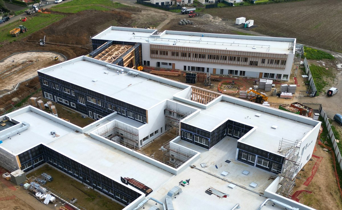OBM_Constru's tweet photo. [CHANTIER] Collège de Charny (77) de 800 élèves pour @Departement77

Pose des faux plafonds et sol souple et peintures de finition
A venir : Aménagement des VRD dans la cour.

Délais tenus grâce à l'investissement des parties prenantes de ce projet. 💪🙏

#constructionbascarbone https://t.co/fLaIWhXQ0S