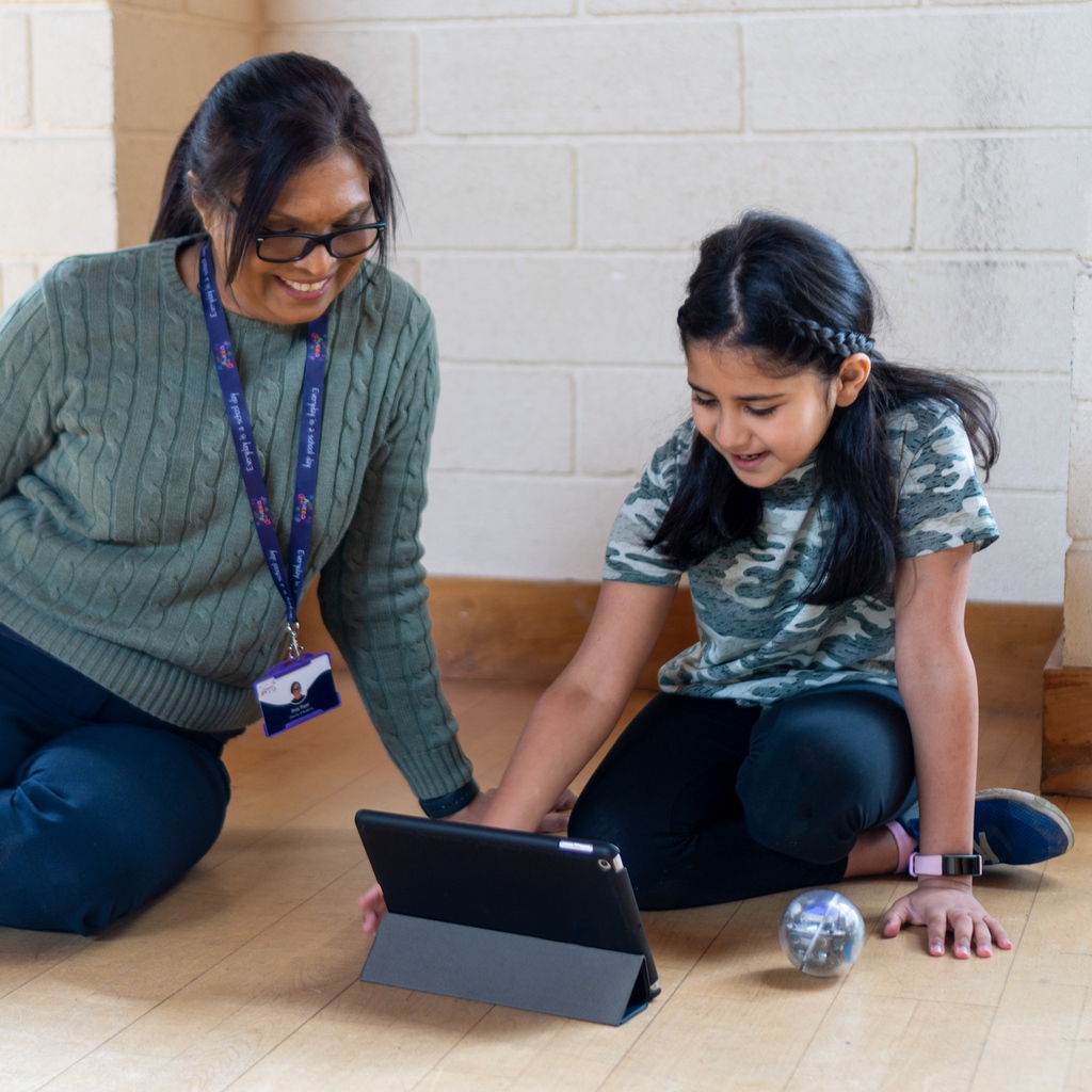 aveea_org's tweet photo. We're kicking off our brand new sessions at @StPaulsOadby with our beloved little robots from @SpheroEdu

There isn't anything quite like watching your code come to life as little balls zooming about. 

Not a bad way to spend a Saturday afternoon, huh?🤖

#Spheros #Aveea #STEM https://t.co/EN5floHbji