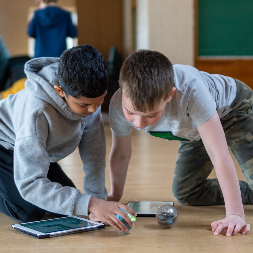 aveea_org's tweet photo. We're kicking off our brand new sessions at @StPaulsOadby with our beloved little robots from @SpheroEdu

There isn't anything quite like watching your code come to life as little balls zooming about. 

Not a bad way to spend a Saturday afternoon, huh?🤖

#Spheros #Aveea #STEM https://t.co/EN5floHbji