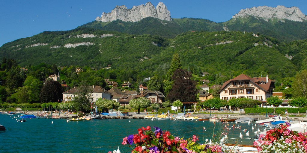 AnnecyAgency's tweet photo. Lake Annecy is an unspoilt destination for any traveller wishing to immerse themselves in French culture. With its beautiful lake, medieval town, wonderful markets and fabulous food, it's a must on the bucket list! Book now with Lake Annecy https://t.co/jvCUW9smg4 #lakeannecy https://t.co/IcCVRA3DpC