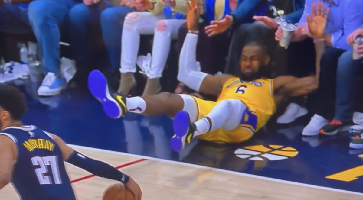 louwon's tweet photo. Man Bron ass be bullshittin 😂😂😂 https://t.co/d70Wc4rB42