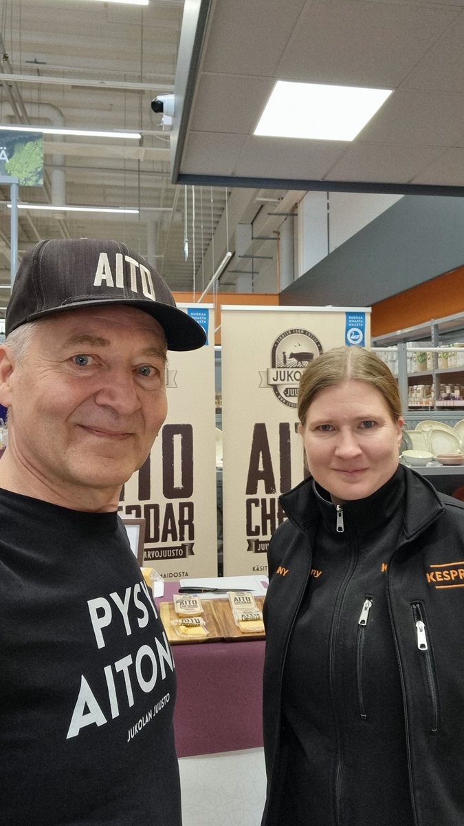 Jukolanjuusto's tweet photo. Ei muuta kuin pysytään Aitona😊!
Tänään pientuottajapäivät Jyvöskylän Kesprolla ja tietysti parhaat chedukat🧀.
#aito #suomalainencheddar #suomenparas @HyvaaSuomesta #kespro #jyväskylä https://t.co/1AV99wqd9l