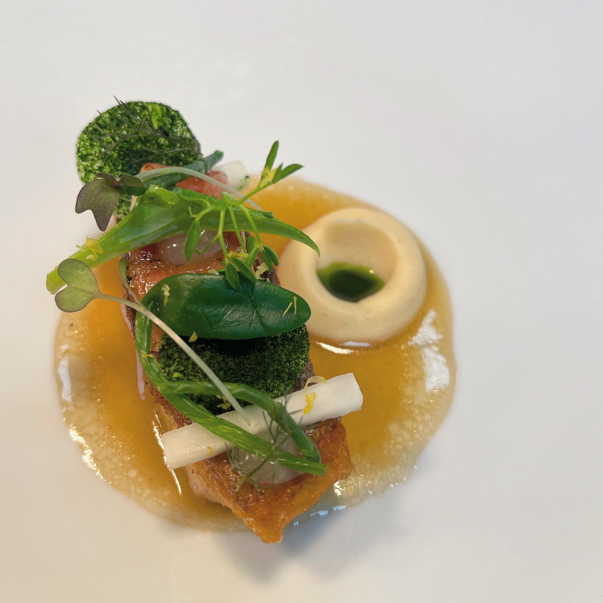 Caasskop's tweet photo. Zeebaars in heldere paling consommé met knolselder, amalfi citroen &amp; daslook ❤️ #licht #puur #product #spring #restaurantpikaar #hilvarenbeek https://t.co/GhdNATKOfy