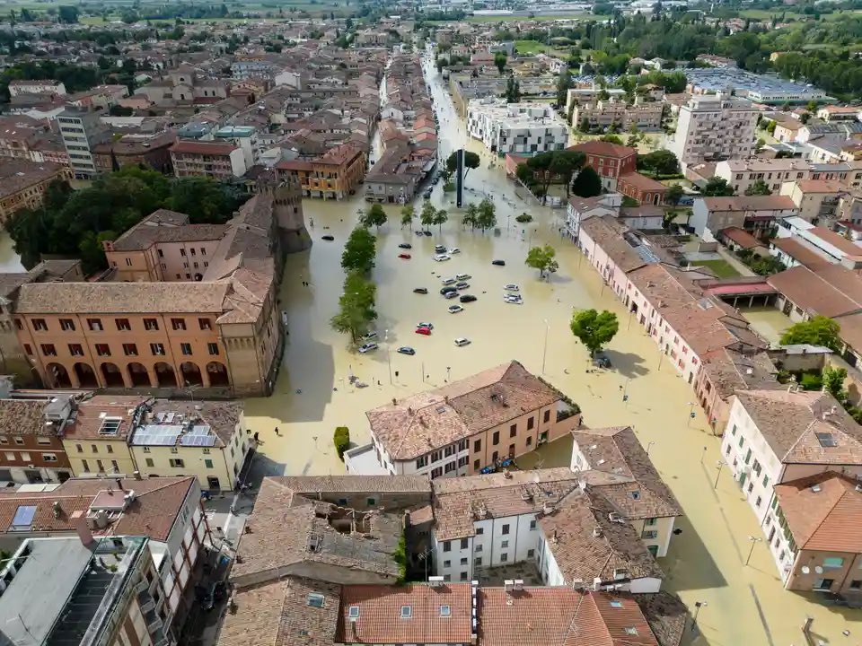 #Italia vive las peores inundaciones del siglo. La Tierra se manifiesta sobre el exceso de energía que le estamos inyectando con trombas de agua nunca vistas en intensidad y duración. Este es un planeta muy vivo donde todo se recicla y se reusa, incluyendo las civilizaciones.