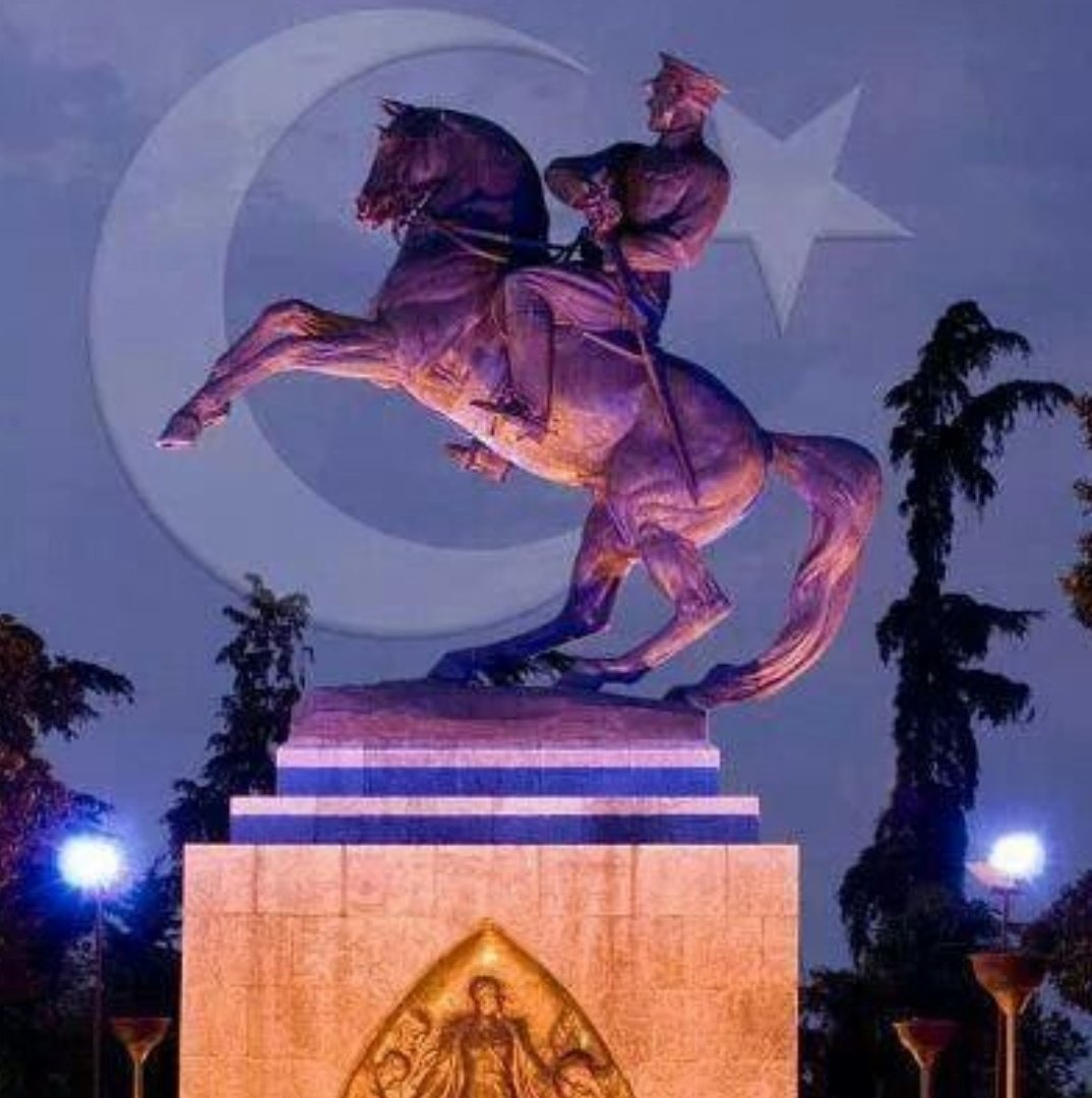 "Saygı olsun bu çelik atlıların gök tuğuna,tuğu kaldırmış olan orduların başbuğuna"