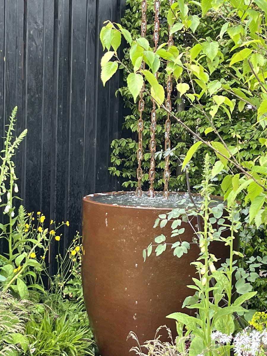 We’re testing our water features on the #RSPCAGarden. There’s a rain catcher chain from the hide and a rill made from recycled plastic waste by @SmilePlastics  & installed by @waterartisans Last year the RSPCA rescued nearly 4,000 animals trapped or injured by litter.
#RHSChelsea