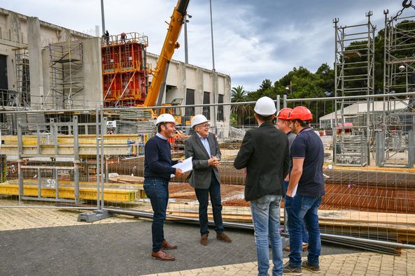 villedenarbonne's tweet photo. [PARC DES SPORTS]
Didier Mouly, Maire de Narbonne, a constaté le bel avancement du chantier de construction d'espaces réceptifs au Parc des Sports.
Près de 5 M€ sont investis par la Ville, avec le soutien du Grand Narbonne , pour l'aménagement d'espaces partenaires, adossés à la tribune Pech-de-Laclause.
Ces espaces accompagneront le développement du RCN, tout en s'inscrivant dans la complémentarité avec les équipements événementiels voisins, pour l'accueil de différents types de réunions: Narbonne Arena, et Parc des expositions du Grand Narbonne.
Livraison prévue fin 2023
📷Jean-Marc Cornu
