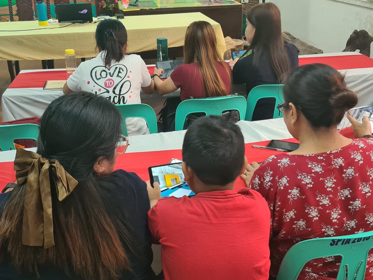Public school teachers from E. Rodriguez Sr Elementary School in 🇵🇭 try to @PlayCraftLearn for the first time! It's always fun whenever the kids become the experts in these talks. 😁 #MinecraftEdu #GBL