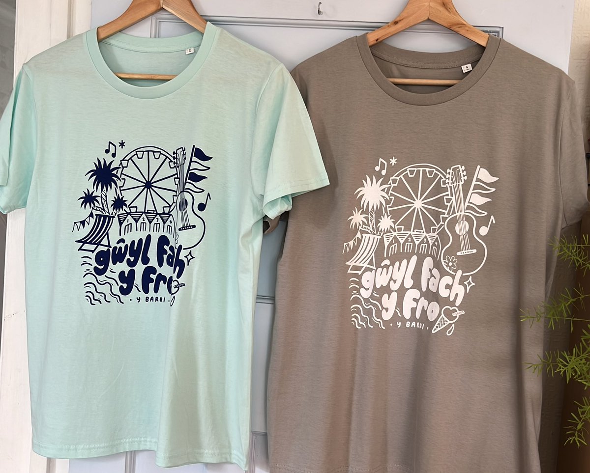 Bydd bagiau tote a chrysiau-t newydd i brynu o’n stondin ni yfory @gwylfachyfro trwy’r dydd! ☀️ Our new tote bags &amp; tees will be for sale on our stall tomorrow, come &amp; pick one up! Diolch to Barry artist Sophie Potter &amp; <a href="/ThePrinthaus/">The Printhaus</a> for printing! 
<a href="/CanolfanIaithBM/">Canolfan Iaith BM / VoG Welsh Language Centre</a> <a href="/yrawrgymraeg/">#yagym🏴󠁧󠁢󠁷󠁬󠁳󠁿Yr Awr Gymraeg</a>