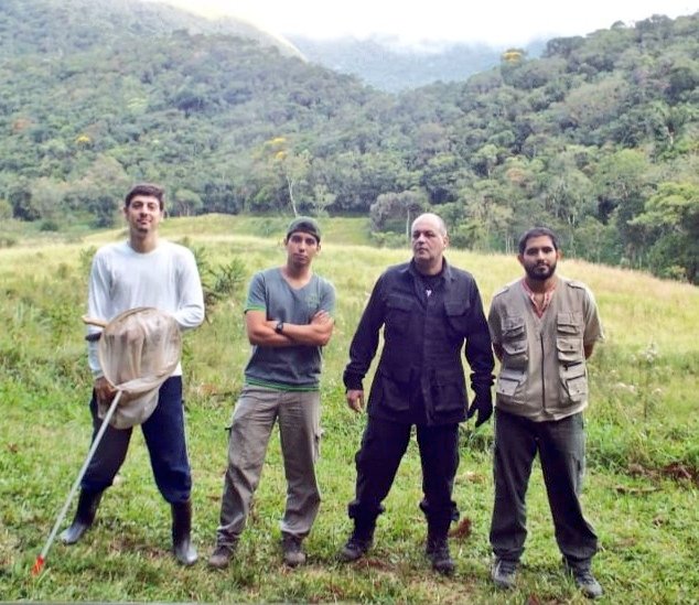 I am shaken to receive the news that the young Colombian arachnologist Andrés Garcia specialist in Opiliones passed away. The good memories remain like this one during the Arachnobiosis Expedition to the marvelous Atlantic Forest in Nova Friburgo
flickr.com/photos/7663913…