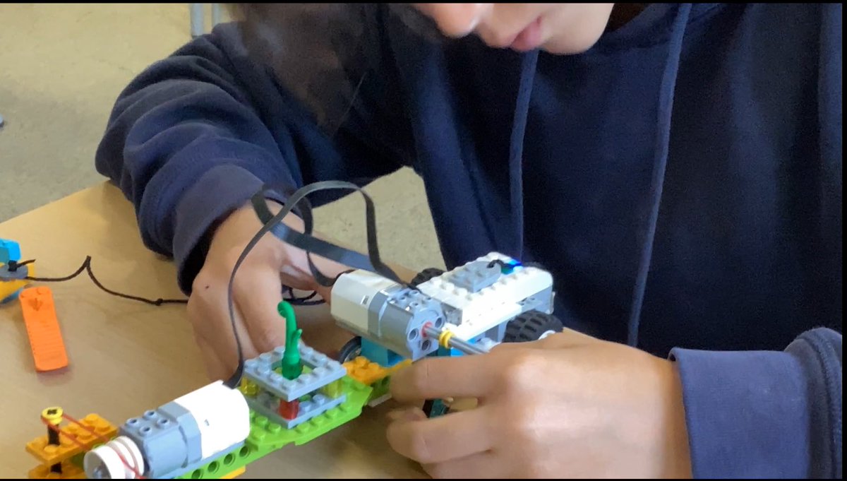 Drawing is a primary language in art.
Why not to be also in STEAM Learning?
Drawing as a way of understanding 
Drawing as a way of communicating #steamCat <a href="/LEGO_Education/">LEGO Education</a> <a href="/_lavall/">Institució La Vall</a> <a href="/artencurs/">Artencurs</a>