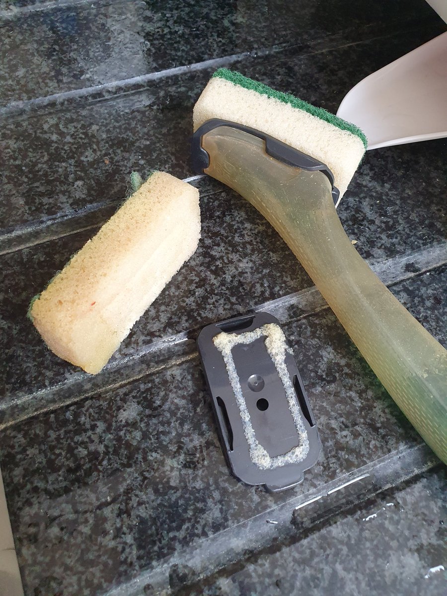 jessica_saffer's tweet photo. @Tesco so many dud washing up brush heads :( they keep falling off within a few days! https://t.co/B9LkrANobS