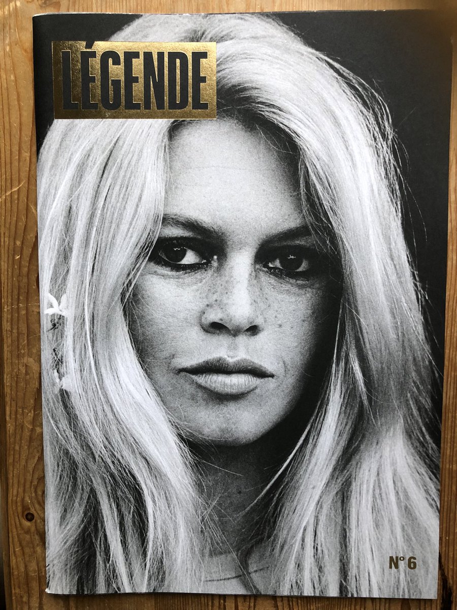 ericfotto's tweet photo. Il n’existe qu’un @legende_lemag, son format est très grand et il ressemble à cela. Ne vous faites pas abuser en kiosque par une pâle et scandaleuse copie toujours en vente malgré les demandes de retrait. https://t.co/RIZyM6bc5L