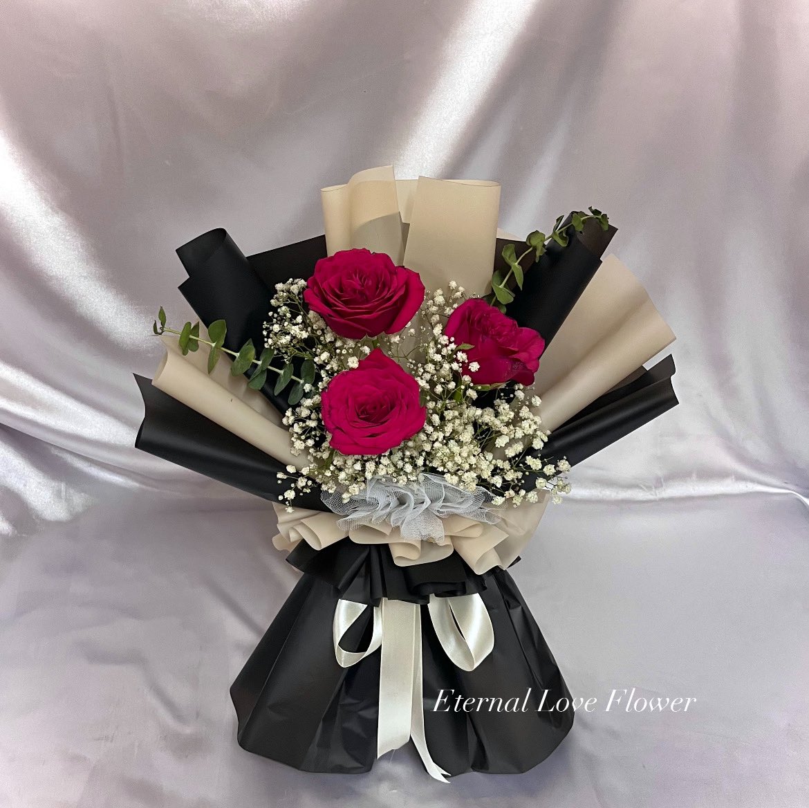EternalLoveFlo1's tweet photo. Nak cakap I LOVE YOU 
tapi malu malu 🤭

Kadang nak cakap I LOVE U kat mak ayah pun malu. 

Ok tak payah malu dah! 
Cukup bagi flower bouquet ni. Settle 👍🏼

3 jambak bunga rose, bermaksud I LOVE YOU 😘 

#freshflowerbouquet #freshroses #flowerbouquet 

https://t.co/XlACSvw7tD https://t.co/kiqGkabxJS