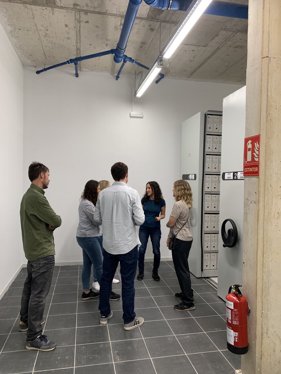 ArxiuUB's tweet photo. Dimecres vam gaudir de la visita dels companys d'@ArxiuUPC Laia Lorenzo i David Gener i de les arxiveres d'@istecnico #Lisboa Paula Costa i Inês Almeida.
Una ocasió per compartir i intercanviar experiències, i un gran plaer! 😊🙌
Oi que sí, @oae_UB? https://t.co/cbkzTga4mH