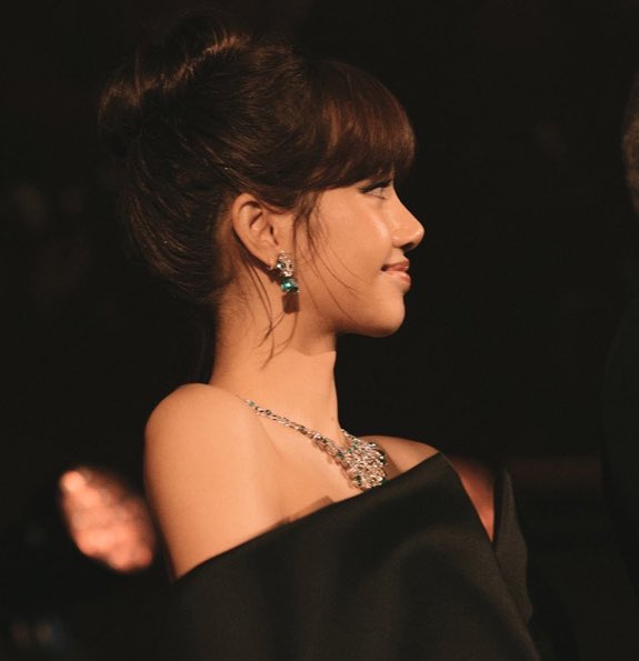 lalisahourIy's tweet photo. side profile never misses https://t.co/xcONx9rVQC