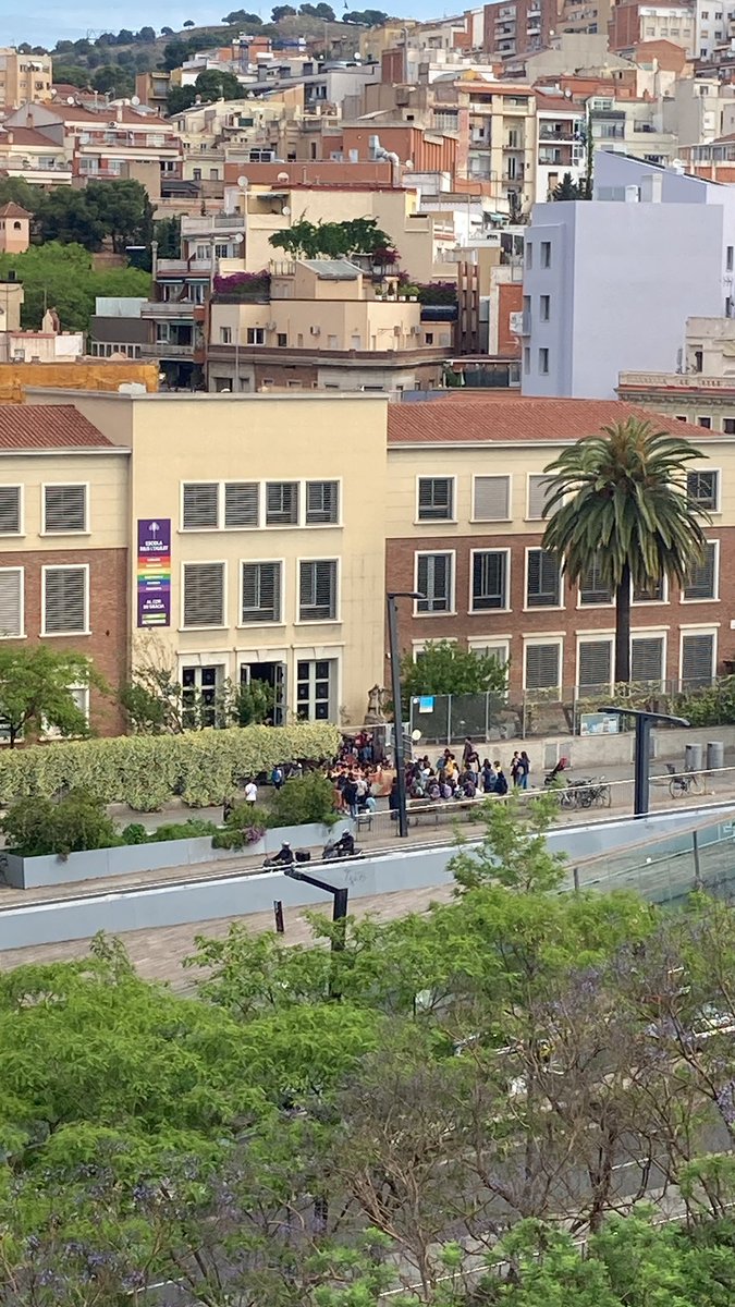 alballar_'s tweet photo. A l'escola Rius i Taulet avui l'alumnat es manifesta: "Volem aules, no saunes" i "Volem solucions contra la calor". @educaciocat solucions reals? @i_taulet @AFASomRius https://t.co/uhfc62Fneq
