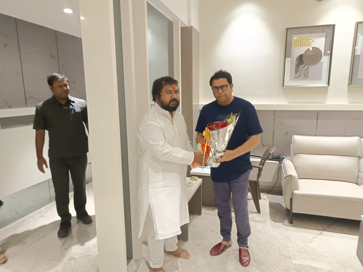 AmolShrinathMN1's tweet photo. 6 मे 2023 रोजी माझ्या वाढदिवसानिमित्त सन्माननीय राज साहेब ठाकरे यांची भेट घेऊन आशिर्वाद घेतला....❤️☺️
#thackeray #राजसाहेब_ठाकरे #राजठाकरे #मनसे #राजसमर्थक #rajthackeray #dahihandi #balanandgaonkar #rajupatilmns #rajsahebthackeray #mns #mnsquad #mnsmedia #nashikmns #manse https://t.co/detgaKoFE9