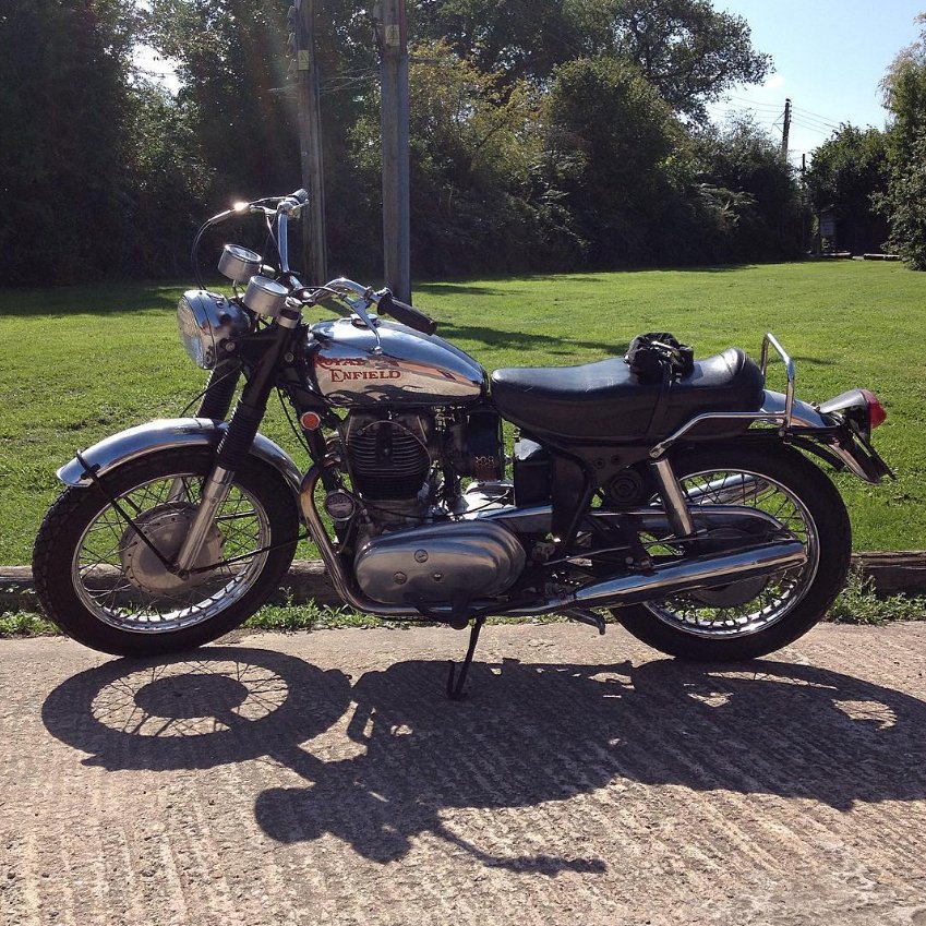 HitchcocksM's tweet photo. Me and my shadow, Royal Enfield Interceptor in the summer sunshine. #royalenfield #royalenfieldindia #classicbike #motorcycle #england #interceptor #650interceptor #250continentalGT #continentalGT #535continentalGT #650continentalGT #bullet #350classic #classicmotorcycle #summer https://t.co/3WefusSgv1