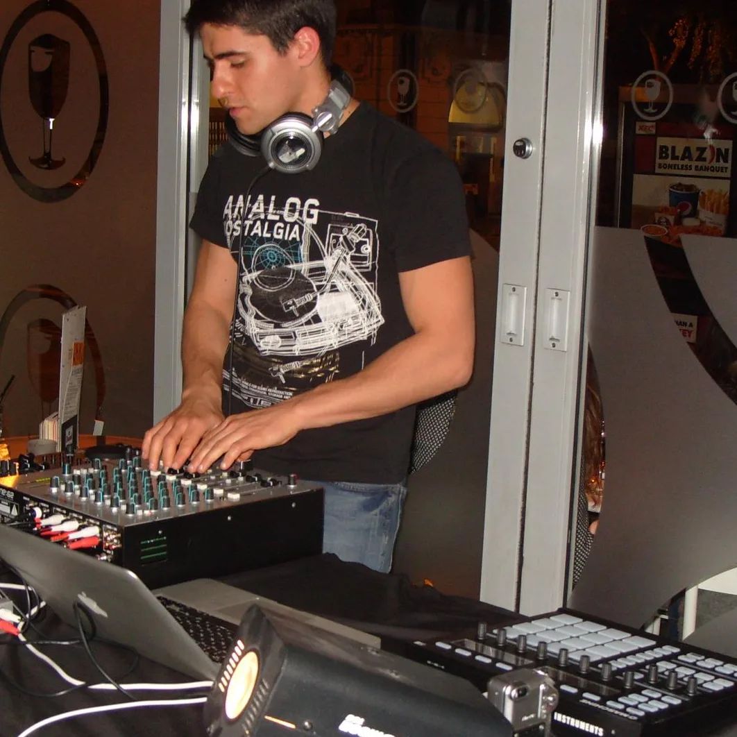 djpicqui's tweet photo. This picture brings back a lot of beautiful memories! In London playing some chilled house music 📷 #deephouse #maschine #xone62 #allenandheath #housemusicdj #lifedj #londondj #nativeinstruments #eletronicmusic #chillvibes #traktordj #HouseMusicAllLifeLong https://t.co/mVzfD54E84
