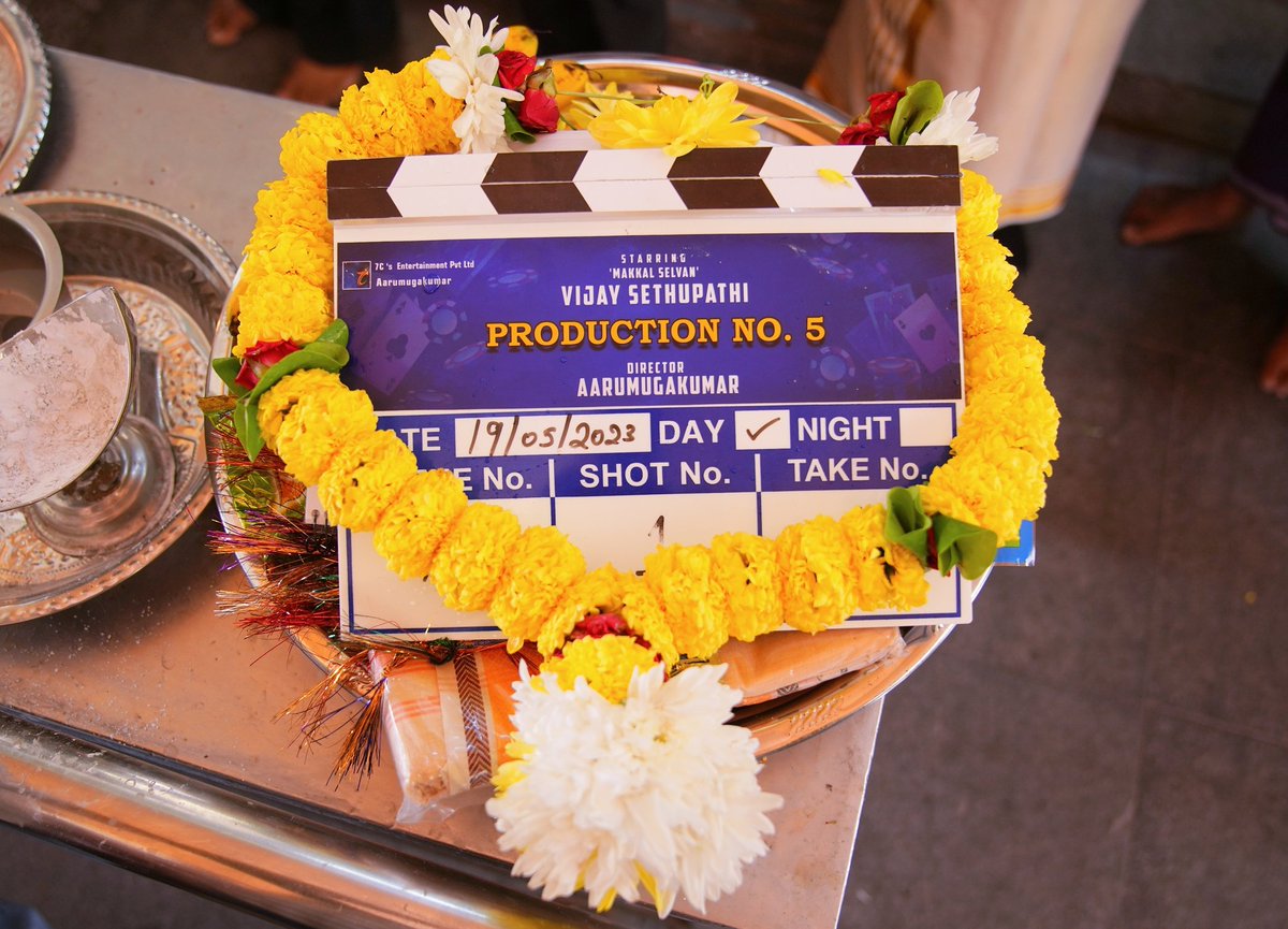 #MakkalSelvan @VijaySethuOffl's next gets off to an auspicious start! Yes! the pooja of actor #VijaySethupathi's next film, produced by @7CsPvtPte & directed by director @Aaru_Dir, took place at a temple in #Ipoh in Malaysia this morning! @justin_tunes is scoring music for this…