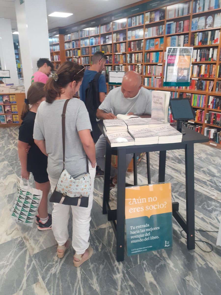 jjcho_BA's tweet photo. @Juangordillo_es Algunos momentos de la firma de ejemplares del libro #HuellaDeSangre en la librería. Muchas gracias por tu visita.

Mañana sábado @Juangordillo_es firmará en @FLBadajoz a partir de las 12 en la Carpa del Ayuntamiento.

#42FLB https://t.co/9pUjFuAJTO