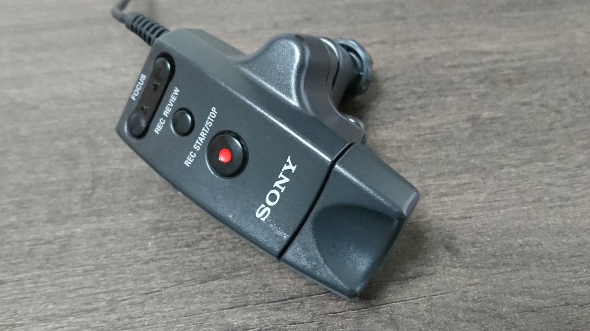 iteite2015's tweet photo. 【知ってる人は知ってる】
SONY ズームリモコンこんな感じにしまってませんか?
ここにLANC Pinを刺すとピン折れ無くなりますよ~😁
#SONY #RM1BP #リモートコマンダー #ピン折れ https://t.co/1qz6V7r3nZ