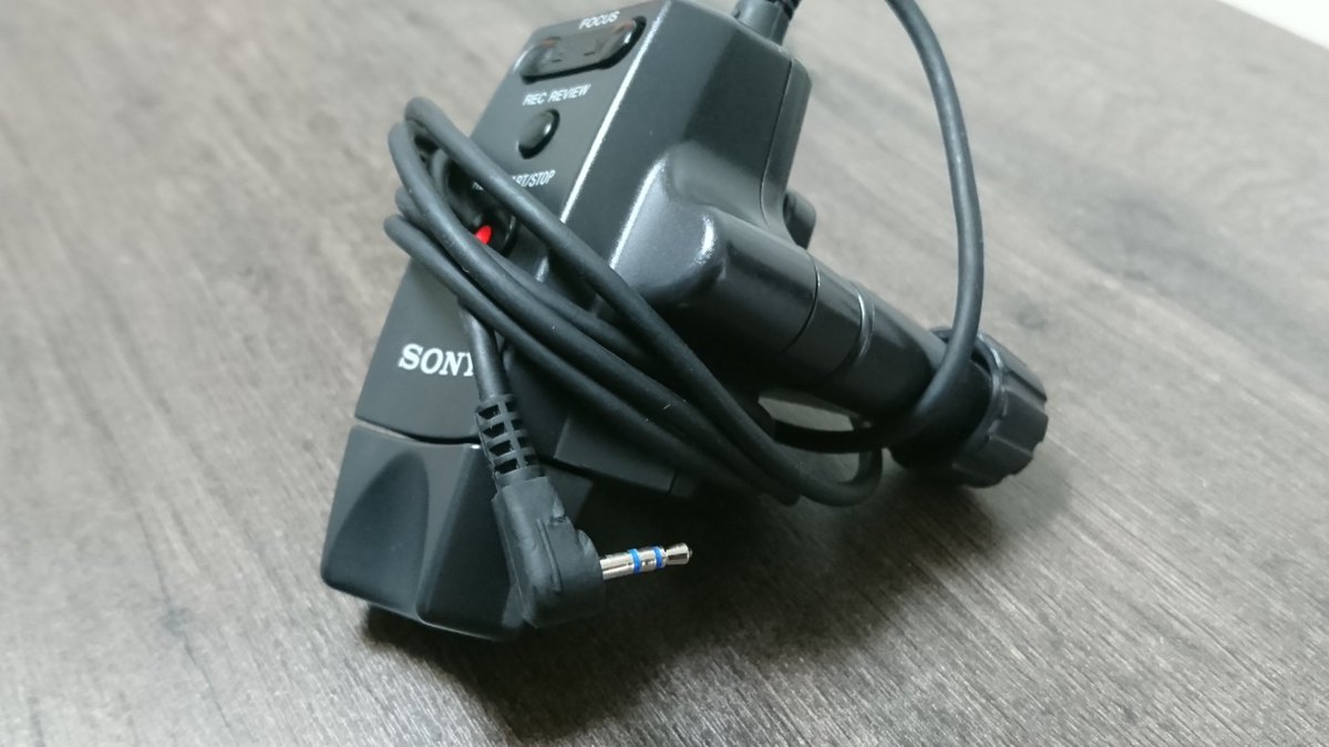 iteite2015's tweet photo. 【知ってる人は知ってる】
SONY ズームリモコンこんな感じにしまってませんか?
ここにLANC Pinを刺すとピン折れ無くなりますよ~😁
#SONY #RM1BP #リモートコマンダー #ピン折れ https://t.co/1qz6V7r3nZ