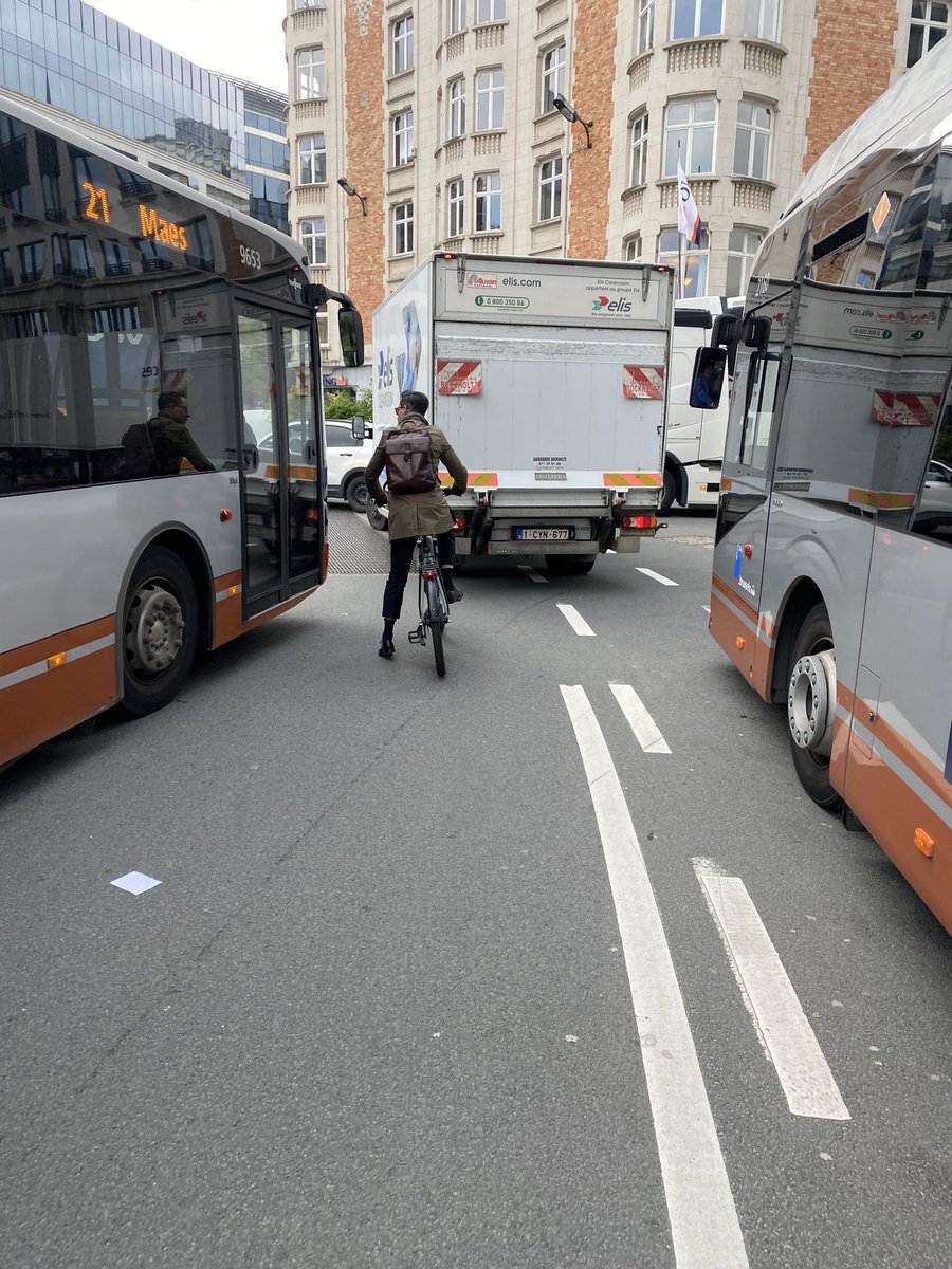 BXLeleration's tweet photo. Just another morning in Brussels’ traffic. Yes, going great. @STIBMIVB @elkevdbrandt #simplynotgoodenough https://t.co/oMPnhbhPmv