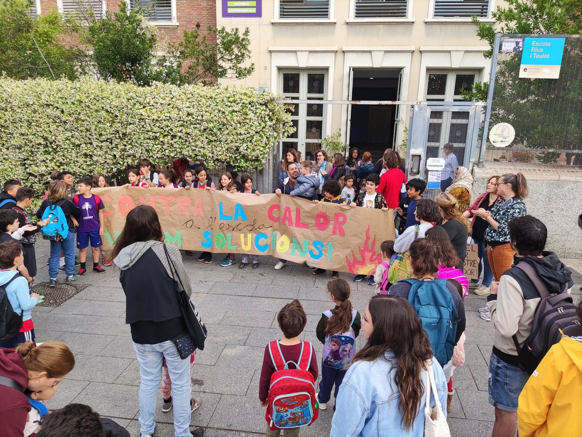 AFASomRius's tweet photo. 🥵🥵🥵 Contra la calor, volem solucions!

✊🏾 Al Rius i Taulet @SomRiusEscola ens mobilitzem perquè @consorciedubcn @educaciocat adeqüin les escoles per evitar calorades dins les aules

⚠️ Calen mesures urgents i a llarg termini! ⚠️ https://t.co/s6J4zoT4ST