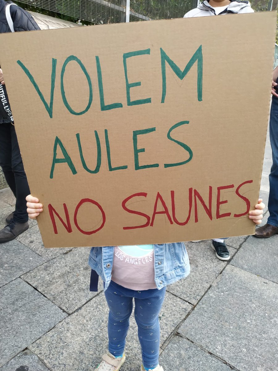 AFASomRius's tweet photo. 🥵🥵🥵 Contra la calor, volem solucions!

✊🏾 Al Rius i Taulet @SomRiusEscola ens mobilitzem perquè @consorciedubcn @educaciocat adeqüin les escoles per evitar calorades dins les aules

⚠️ Calen mesures urgents i a llarg termini! ⚠️ https://t.co/s6J4zoT4ST