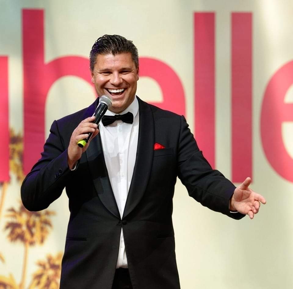 BoxingMCRay's tweet photo. When you're smiling, when you're smiling. 🎶
The whole world smiles with you. 🎶
When you're laughing, when you're laughing.
The sun comes shining through. 🎶
#FrankSinatra #ShowBusiness #ShowBizz #LibelleZomerweek #Entertainment #Jazz #SinatraStyle #Swing #BigBandSwing #Show https://t.co/Xuk5XjfPxN