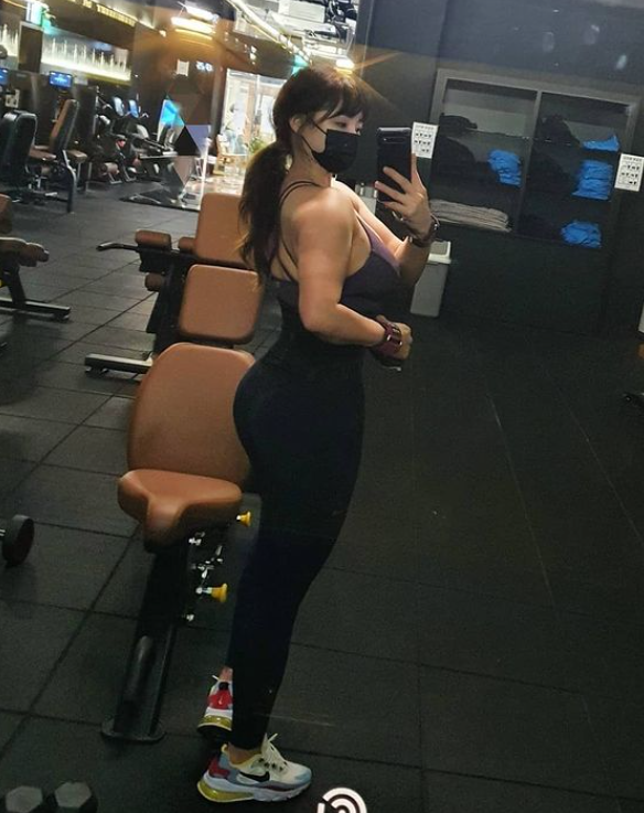 想看妈妈露大屁股深蹲视频的点赞 私发 #少妇 #肥臀 #蜜桃臀