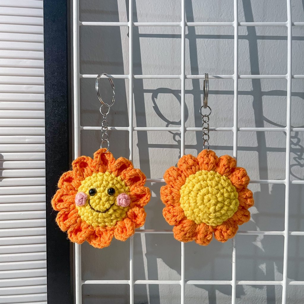 Handmade Crochet 🧶- Smiling sunflower 🙂
.
.
.
#handmadegifts #corchet #malaysia #malaysiahandmade #handicrafts #keychian #giftsidea #SmallBusiness #gifts #handmade
