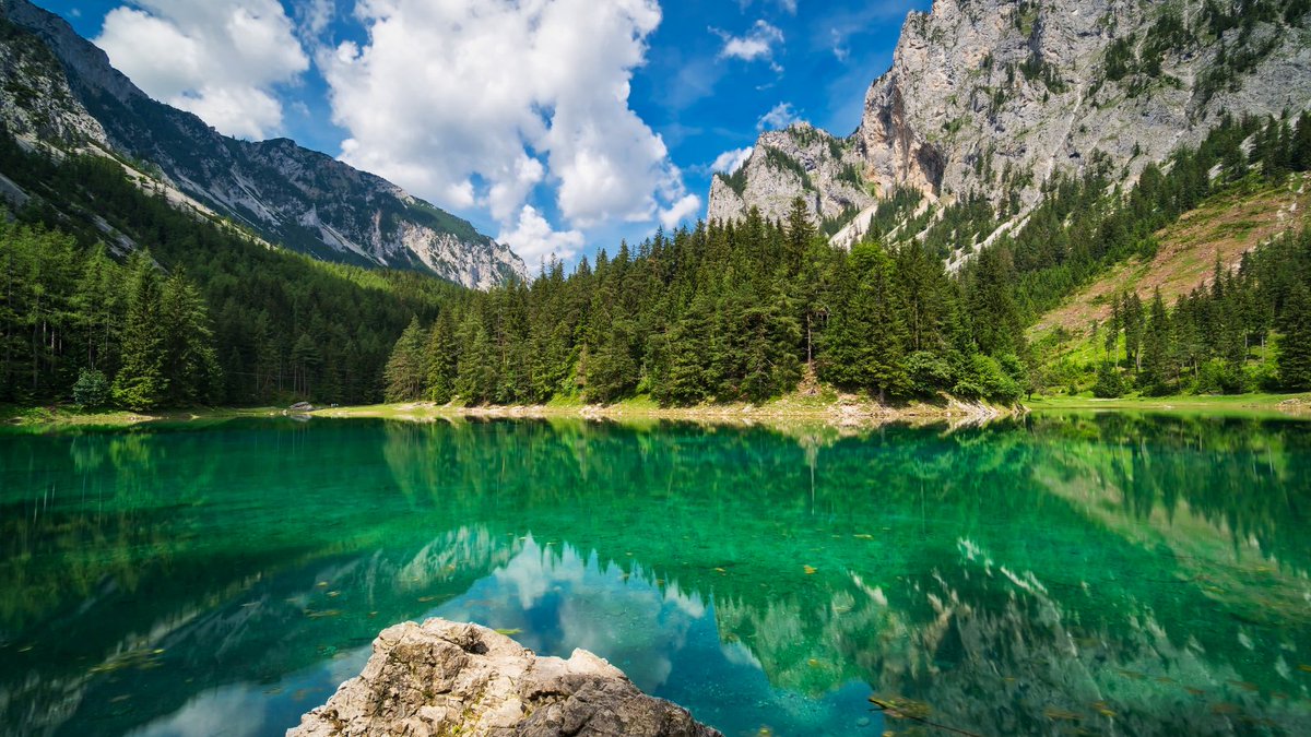 Austria is home to several stunning natural beauties, and the Green Lake (Grüner See) is definitely one of them! 🤩