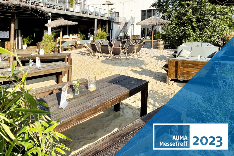 AUMAeV's tweet photo. Am Abend des 25. Mai liegt Berlin am Meer 🌴☀️🌊 - wenigstens für die Gäste des #AUMAmessetreff23. Im BeachMitte holen wir #Messemenschen und Frühsommer in die Hauptstadt. Wir freuen uns darauf!
🏖️ https://t.co/bmJhKyrOP0 #Messemensch #MesseTreff #AUMAtreff https://t.co/CBo0GQsFtm