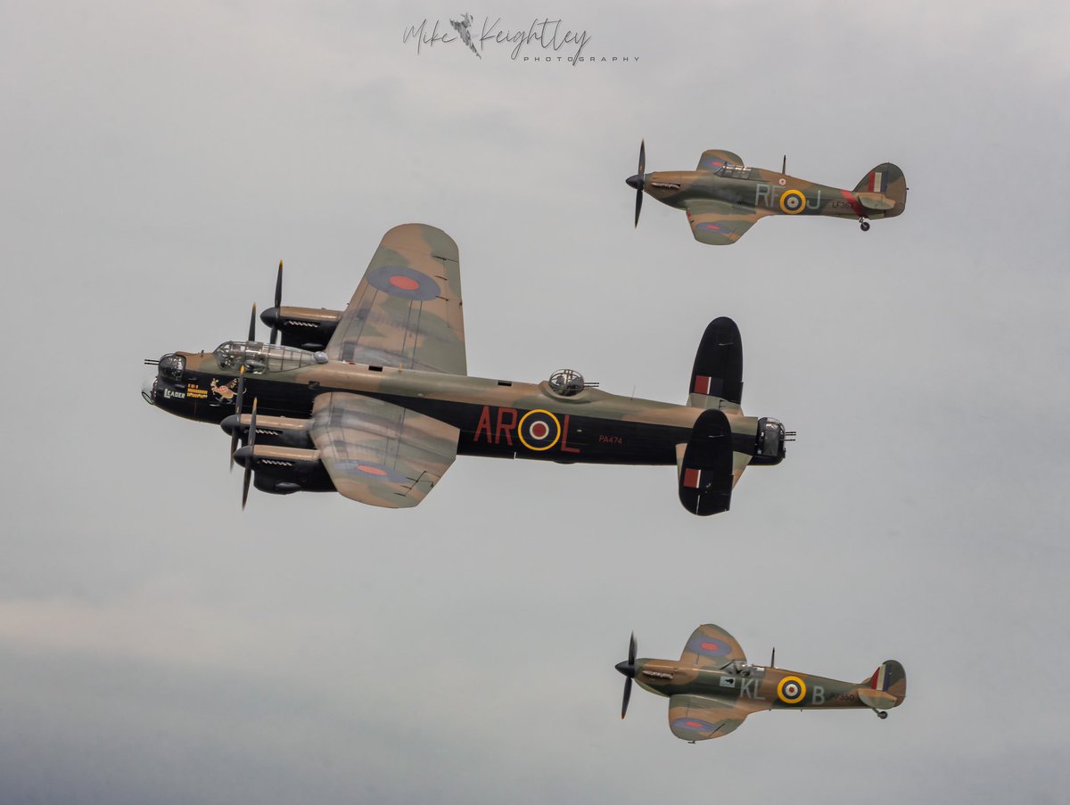 The <a href="/RAFBBMF/">RAF BBMF</a> going all in for PDA yesterday with their formation display @BBMF_Sugden <a href="/BBMF_Ernie93/">OC BBMF - Paul ‘Ernie’ Wise</a>