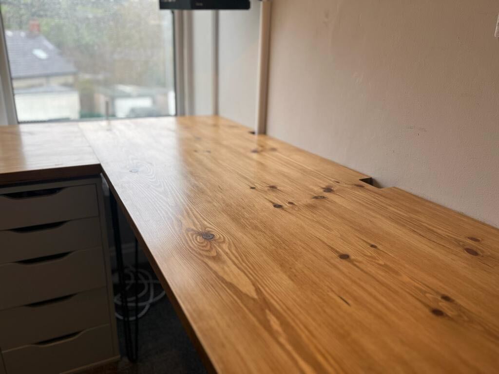 Struggling to choose the best wood finish? 🤔

Here’s one of my recent projects — my client wanted to upgrade their #HomeOffice space and we decided on an ideal #WaxCoating for their new desk set-up!

Contact me to find out more 👉 manwhomakes.co.uk/pages/contact