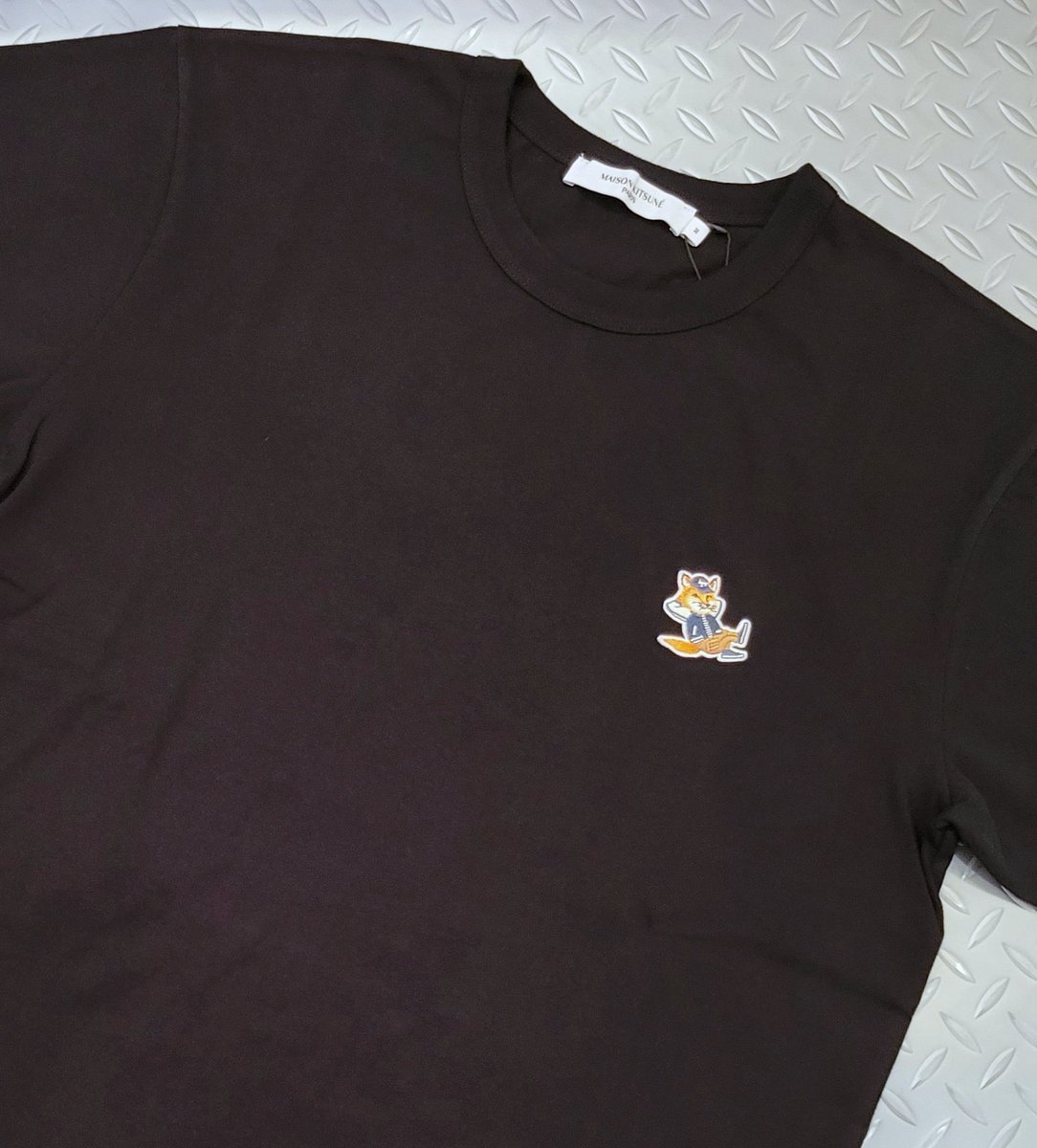 BEEHIGHSHOP's tweet photo. 当店初登場！
フランスのメゾン キツネのTシャツが入荷しました！！
人気のフォックスパッチデザイン。
シンプルなデザインで着やすいですよ。
プライス:18150円
ぜひ店頭でチェックしてくださいね♪

#maison kitsune
#メゾンキツネ #愛知県 #岡崎市 #岡崎市セレクトショップ #ビーズハイ #beeshigh https://t.co/jlSuDlNYWS