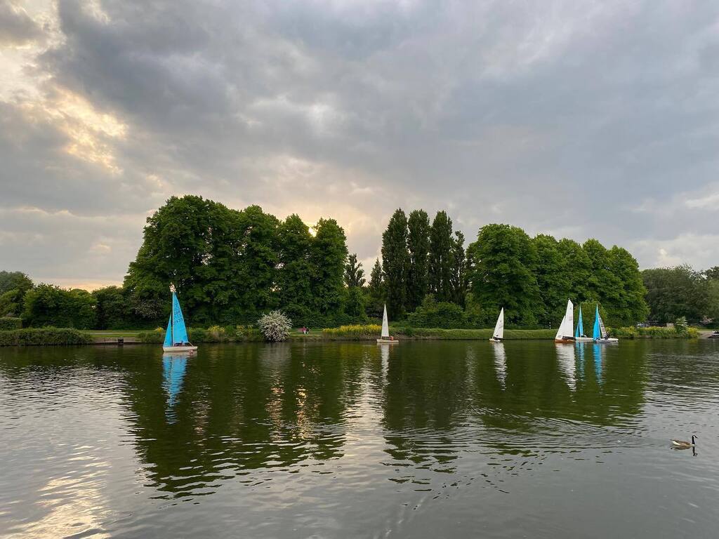 QueensPromenade's tweet photo. Sundown on the Thames and another pic of our #qpfmural come to life โต๏ธ- boats @minimayachtclub on Wednesday evening #queenspromenade #queenspromenadefriends #kingstonuponthames #boats #sailingboat #sailing #minimayachtclub https://t.co/cbQ8hn9fML https://t.co/bx8yJ99fOQ