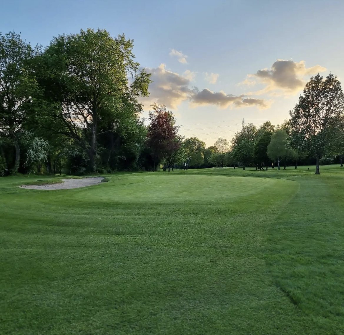 ScotHoodGolf's tweet photo. The course is looking sooooo good 😍

Credit to all the Greenkeeper’s and the volunteers helping out 👏🏼

The feedback we have received from members, guests and societies has been overwhelmingly positive ! 

Amazing Job Gentleman 🙌🏼

#TogetherAsAClub ⛳️ @llanwerngolf https://t.co/ZdPw0VEgHO
