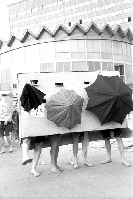 MSN_Warszawa's tweet image. ☂️ ☂️ ☂️  #PogodanaMSN ilustrujemy    zdjęciem prowokacyjnej akcji ulicznej „Kapelusz czteroosobowy”, w wykonaniu studentów z pracowni #TadeuszKantor z 1969 r.  

📸  #ArchiwumMSN T. Rolke © Agencja Gazeta
#Warszawa #performance #sztukanowoczesna