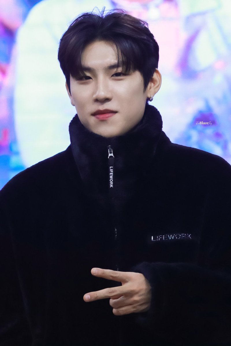 Blaze_pwj's tweet photo. 221204 메이크스타 팬싸 

우진아~오늘도 건강하게 행복하게♡

#AB6IX #에이비식스
 #박우진 #PARKWOOJIN https://t.co/TfNzjjFlvB