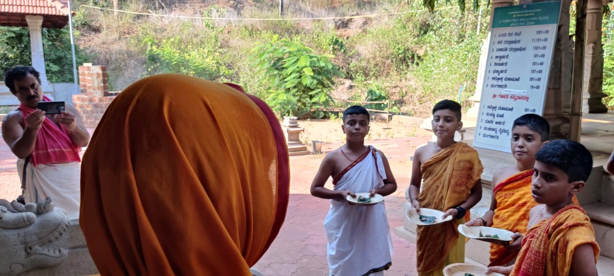 VishnuguptaVV's tweet photo. ನೂತನ ಶೈಕ್ಷಣಿಕ ವರ್ಷದ ಆರಂಭ ದಿನದಂದು ಗುರುಕುಲದ ಮಕ್ಕಳಿಗೆ ಶ್ರೀ ಮಲ್ಲಿಕಾರ್ಜುನ ದೇವರ ಸನ್ನಿಧಿಯಲ್ಲಿ ಶ್ರೀಸಂಸ್ಥಾನದವರಿಂದ ಪ್ರತಿಜ್ಞಾ ವಿಧಿ ಬೋಧನೆ https://t.co/8zOkOU3DKW