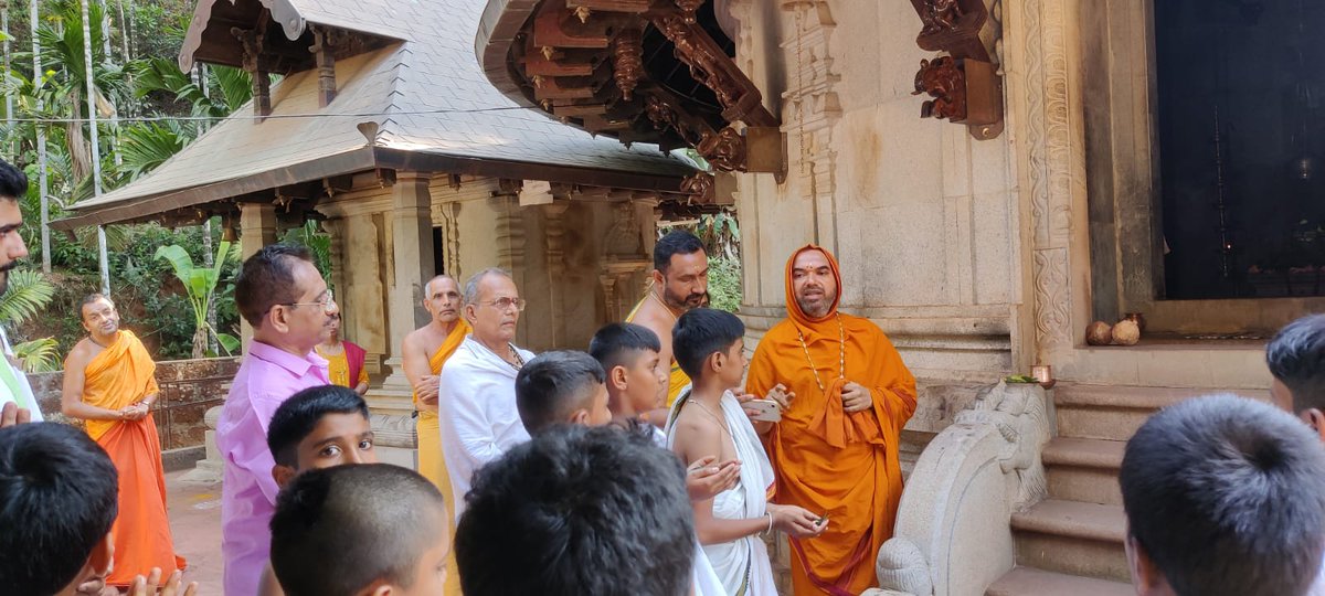 VishnuguptaVV's tweet photo. ನೂತನ ಶೈಕ್ಷಣಿಕ ವರ್ಷದ ಆರಂಭ ದಿನದಂದು ಗುರುಕುಲದ ಮಕ್ಕಳಿಗೆ ಶ್ರೀ ಮಲ್ಲಿಕಾರ್ಜುನ ದೇವರ ಸನ್ನಿಧಿಯಲ್ಲಿ ಶ್ರೀಸಂಸ್ಥಾನದವರಿಂದ ಪ್ರತಿಜ್ಞಾ ವಿಧಿ ಬೋಧನೆ https://t.co/8zOkOU3DKW